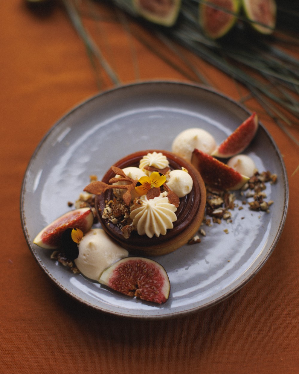 Pecan and fig tart with chocolate